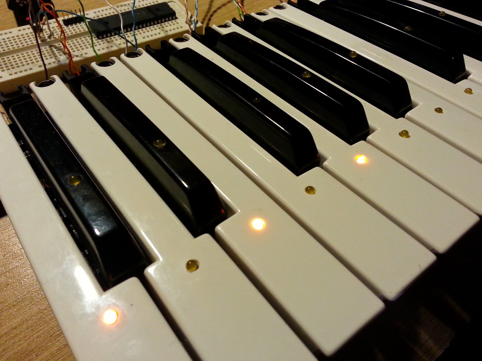 Nerd Club Building a lightup MIDI keyboard