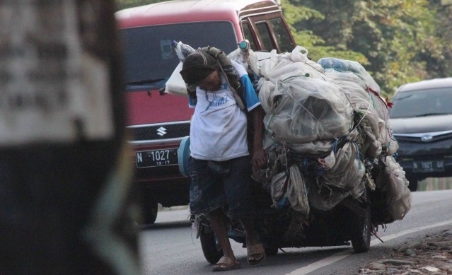 Sombong, Mobil Merah ini Klakson-Klakson Pemulung Tua yang Bawa Banyak Barang, iiih Geram