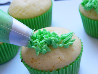 frosting cupcakes vanilla grass shaped piping dekorieren butter put cream plastic bag start