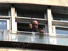 لقطة فريدة: أنس الفقي وزير الإعلام يراقب من نافذة مكتبه الحشود المليونية في ميدان التحرير