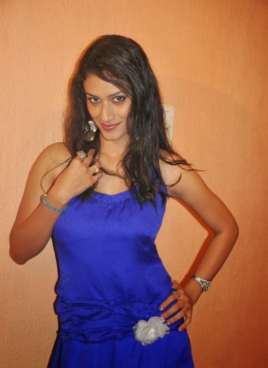 Busty Mumbai Bhabhi Tanisha Naked Back Exposi