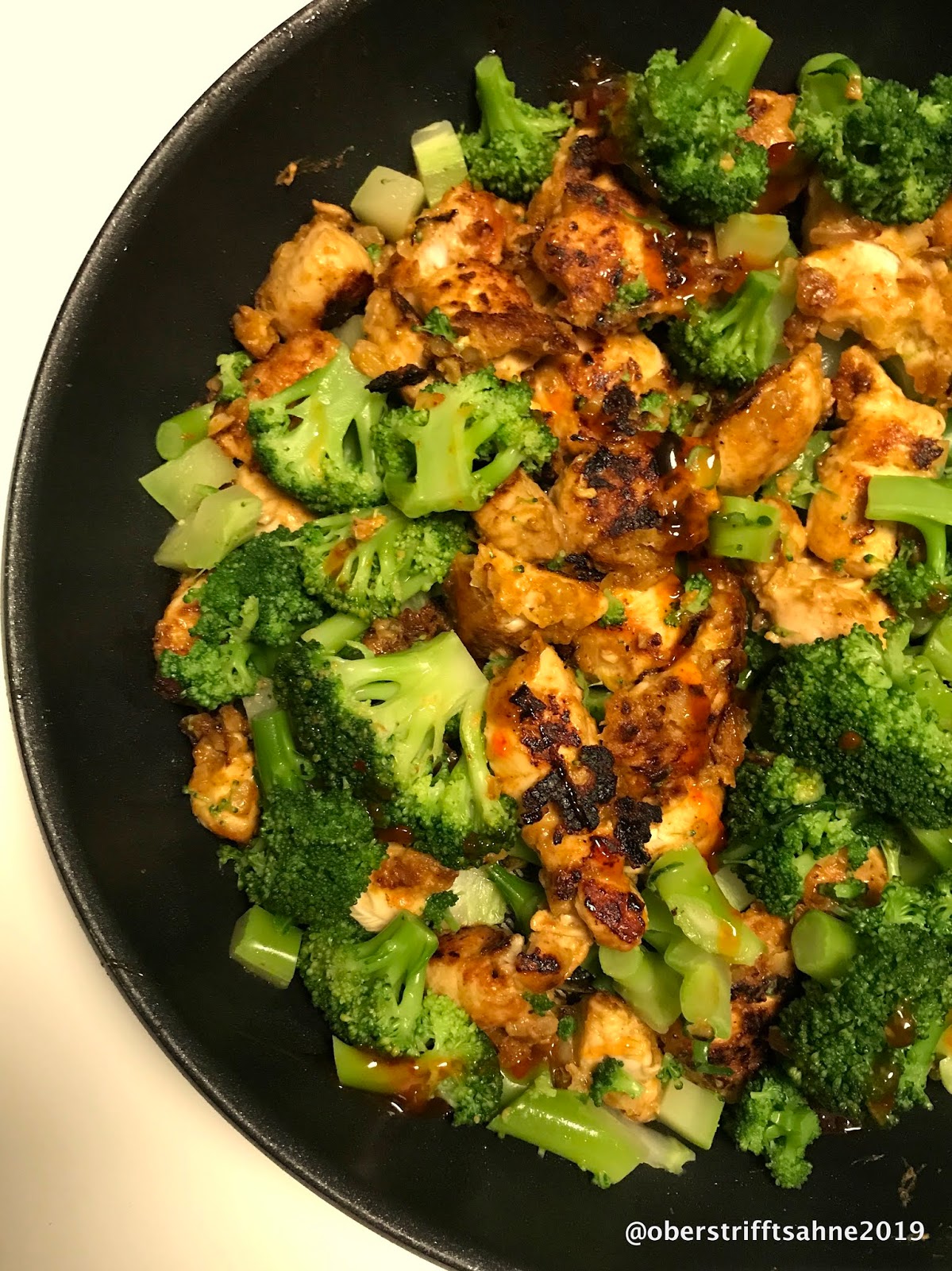 Aus der Pfanne serviert: Brokkoli und Huhn, leicht asiatisch