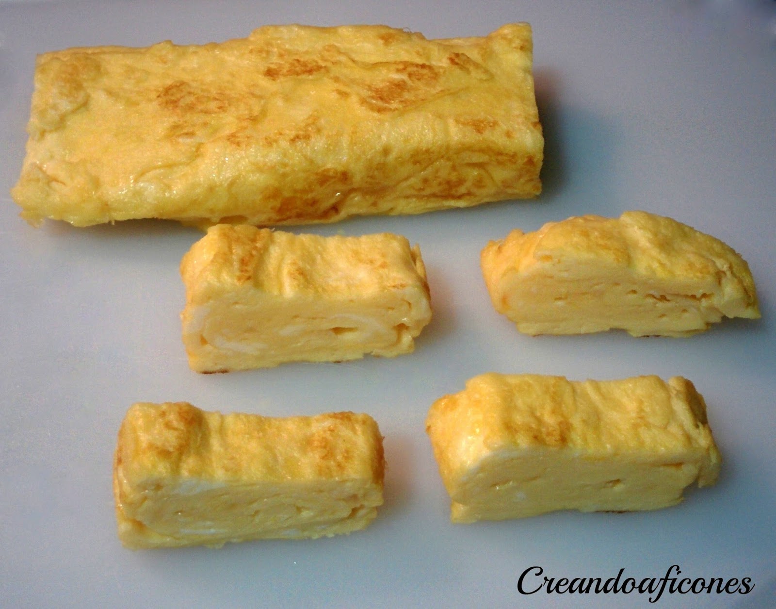 Tamagoyaki o tortilla japonesa enrollada