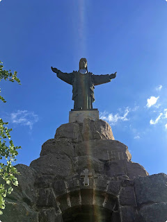 Die Jesus Statue schaut vom Gipfel eines Berges auf Pizarra hinab.