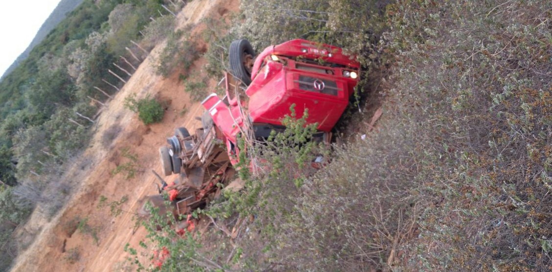 Motorista morre após caminhão tombar no município de Morro do Chapéu