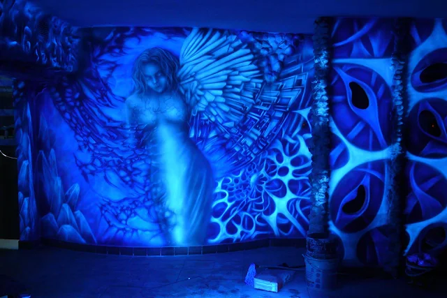 Malowanie anioła na ścianie w klubie Arctica w Płocku, aranżacja ścian w klubie, niedrogi wystrój klubu, jak tanio zaaranżaować klub?