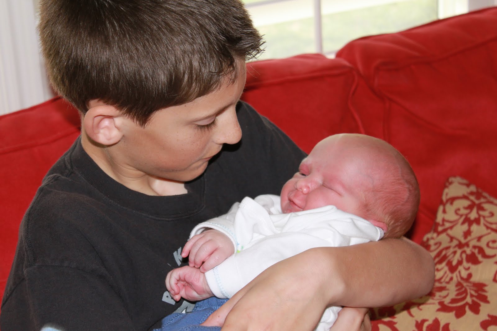 ношение ретенка столиком. держать грудничка столбиком после кормления. держать ребенка столбиком после кормления. сколько времени можно держать ребенка. сколько времени можно держать ребенка.