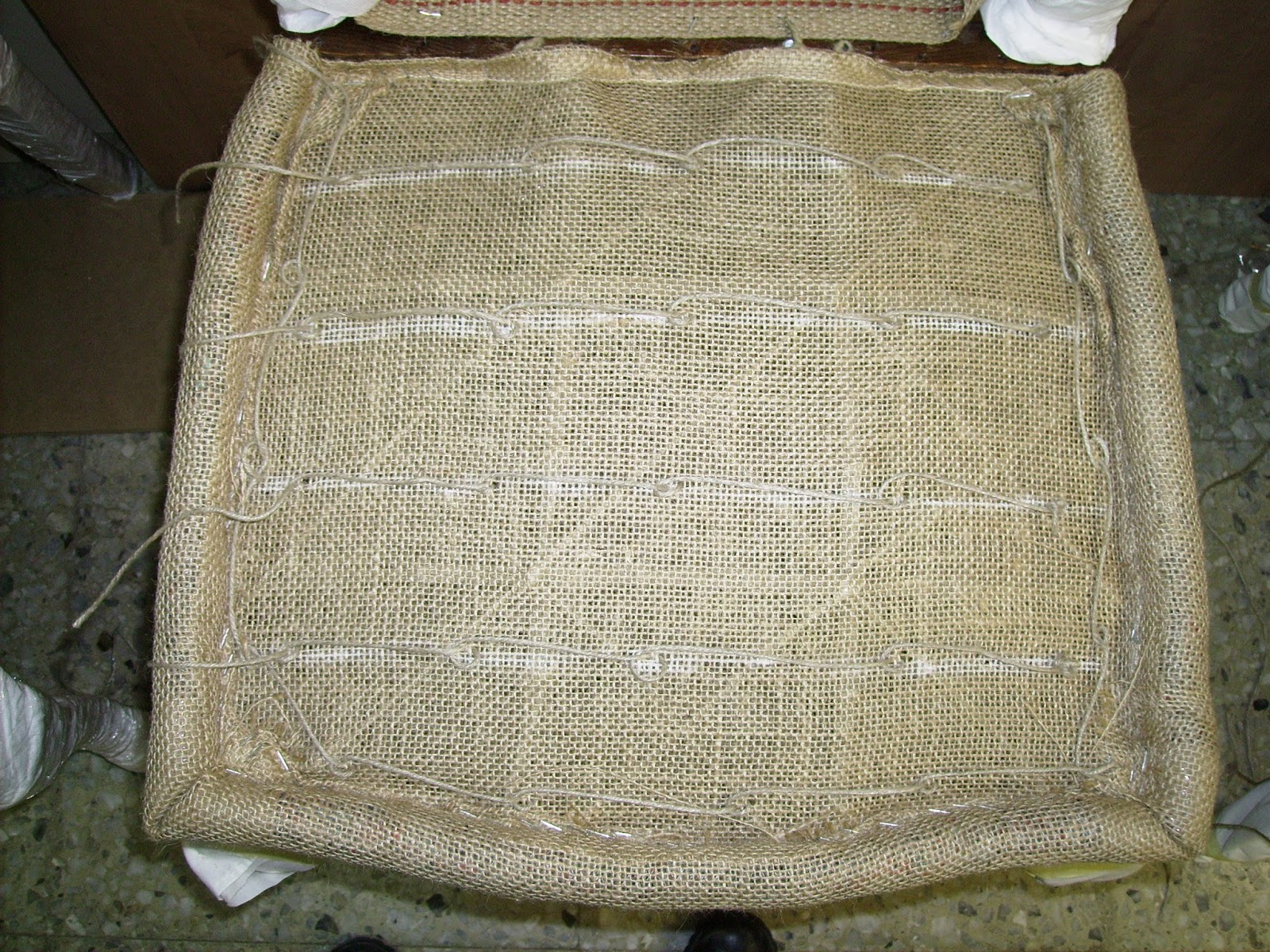 Restauración de Muebles. Rejilla y tapicería. Reparación.