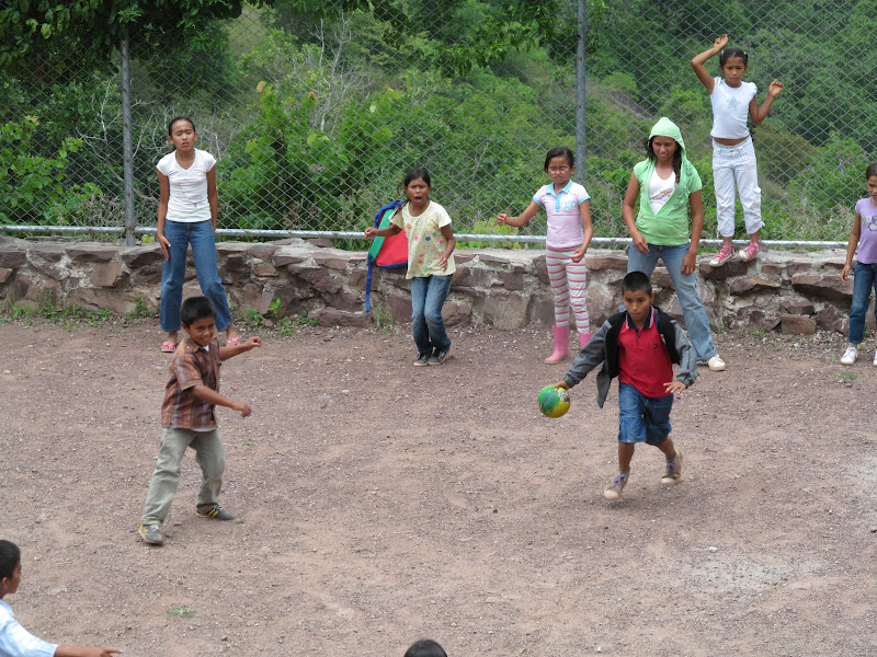 FUNDACIÓN LA PURNIA CAMPESINA JUGANDO PONCHADOS. SÁBADO 28 DE ABRIL