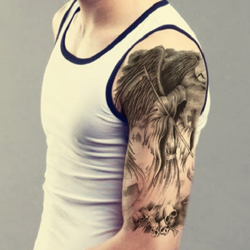 Um Grim Reaper tatuagem de tinta preta. O reaper trudges através dos crânios dos mortos enquanto carregava a foice. O reaper neste tatuagem também tem o preto asas em suas costas.