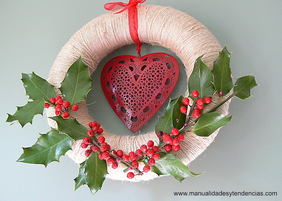 Cómo hacer bonita corona de acebo para Navidad