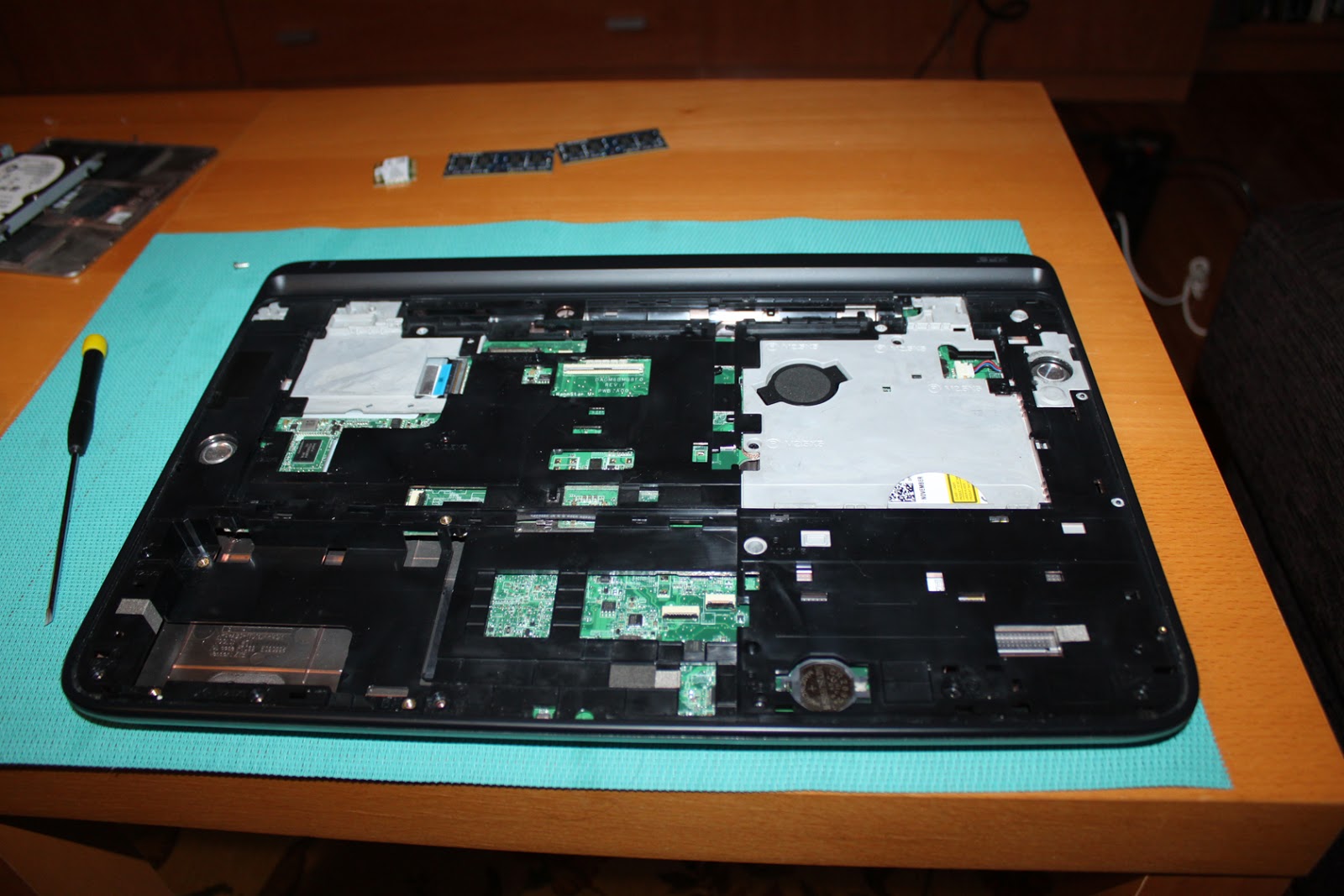 После разборки ноутбука. Dell XPS pp25l. Dell XPS 501x. Dell XPS 15z motherboard. Dell XPS replace LCD.