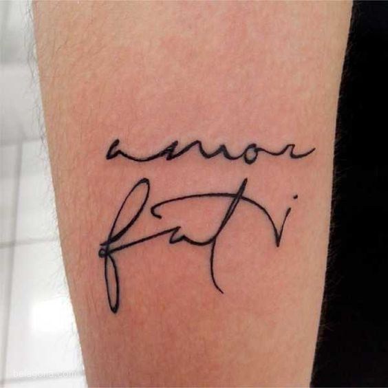 tatuaje de frase en latin amor faati