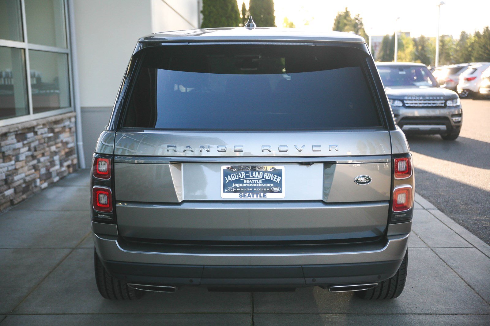 Siêu Phẩm SUV Range Rover LWB Mới 5 Chỗ Đời 2018 Model 2019 Màu Bạc ÁNh kim vừa về việt nam với giá trên 10 tỷ đồng có gì mới và đặc biệt