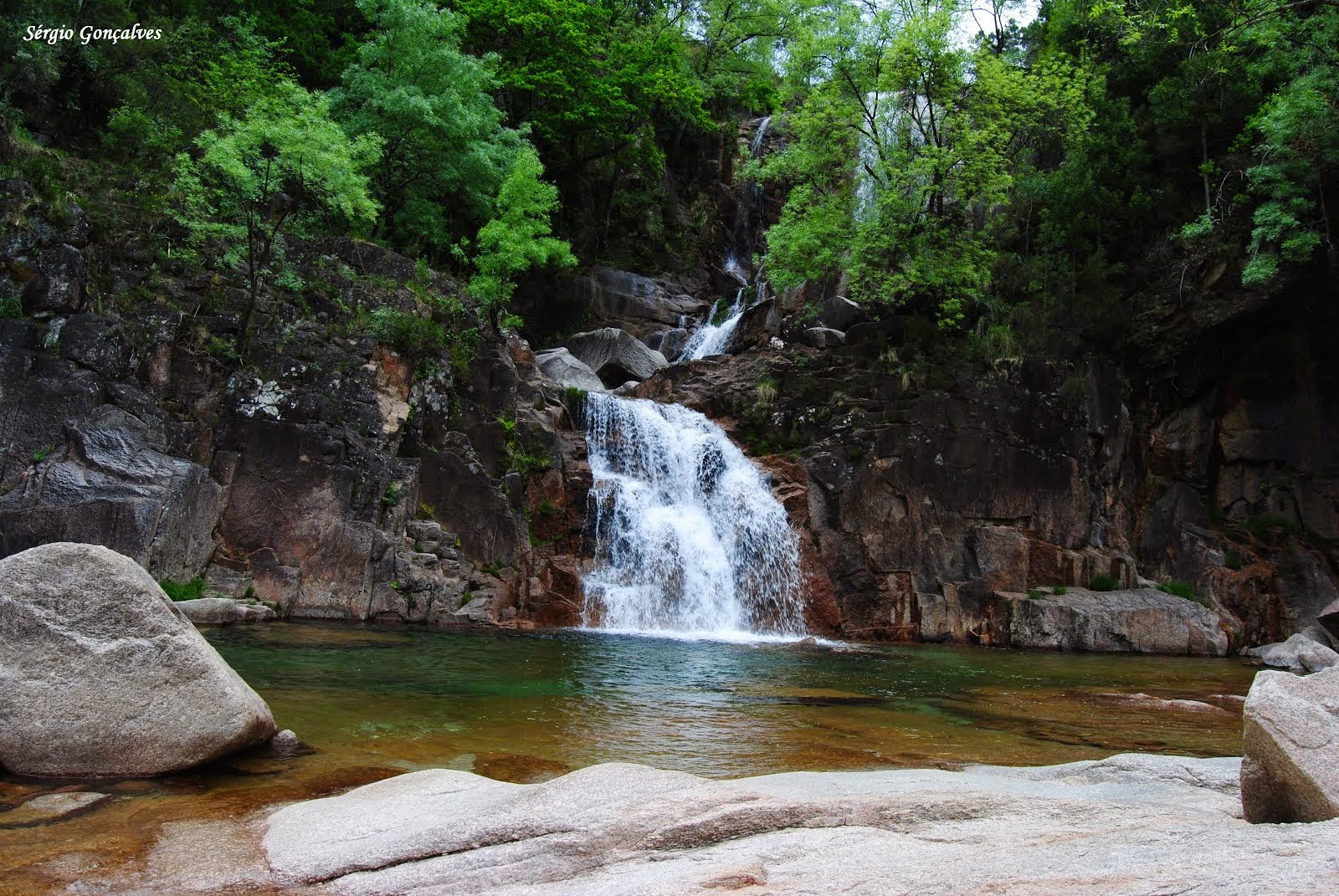 Fecha das Barjas, mais conhecida como cascata do Taiti