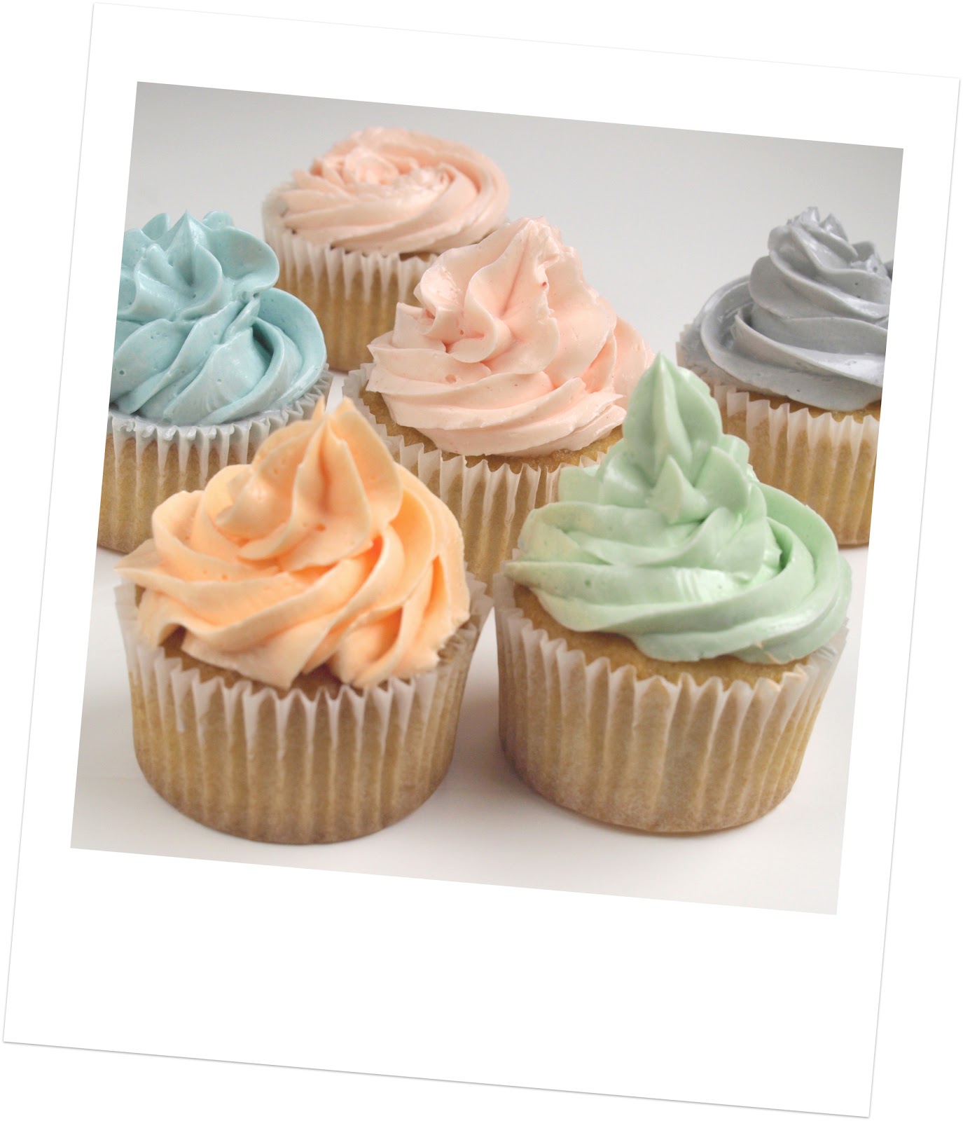 La guinda del pastel Buttercream rosa con sirope de fresa