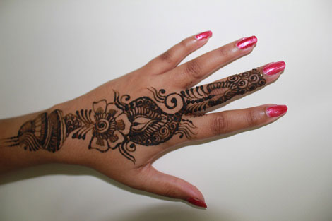 Muslimah tampil cantik dengan memakai henna