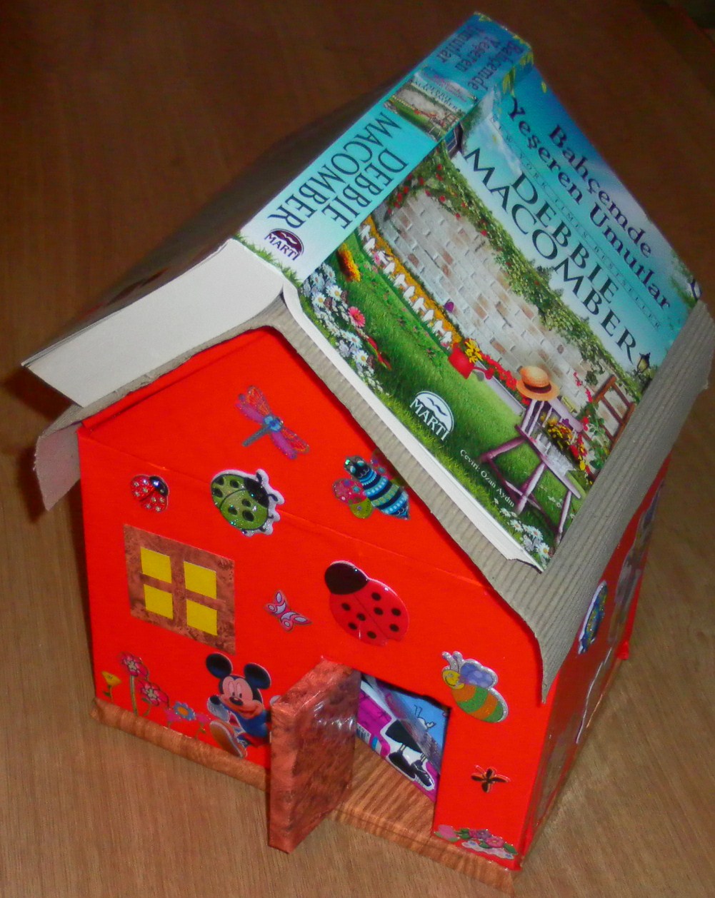 NEŞELİ OYUNCAKLAR: Ev Şeklinde Kitaplık