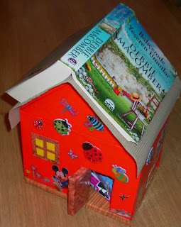 NEŞELİ OYUNCAKLAR: Ev Şeklinde Kitaplık