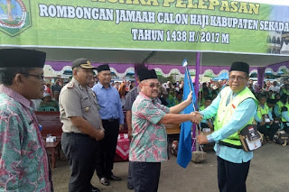 Wakil Bupati Sekadau Aloysius, SH.M.Si Serah bendera kepada ketua rombongan calon Haji Kabupaten Sekadau Zakaria Umar Arif Dalam Pelepasan Jamaah Haji Wakil Bupati Sekadau Aloysius, SH.M.Si Serah bendera kepada ketua rombongan calon Haji Kabupaten Sekadau Zakaria Umar Arif Dalam Pelepasan Jamaah Haji