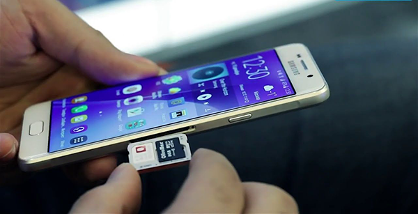 اليك 6 تطبيقات ستحول هاتفك الذكي 180 درجة Samsung-Galaxy-S8-Rumors-Dual-Micro-SD-Card-Slots-and-Removable-Battery-1