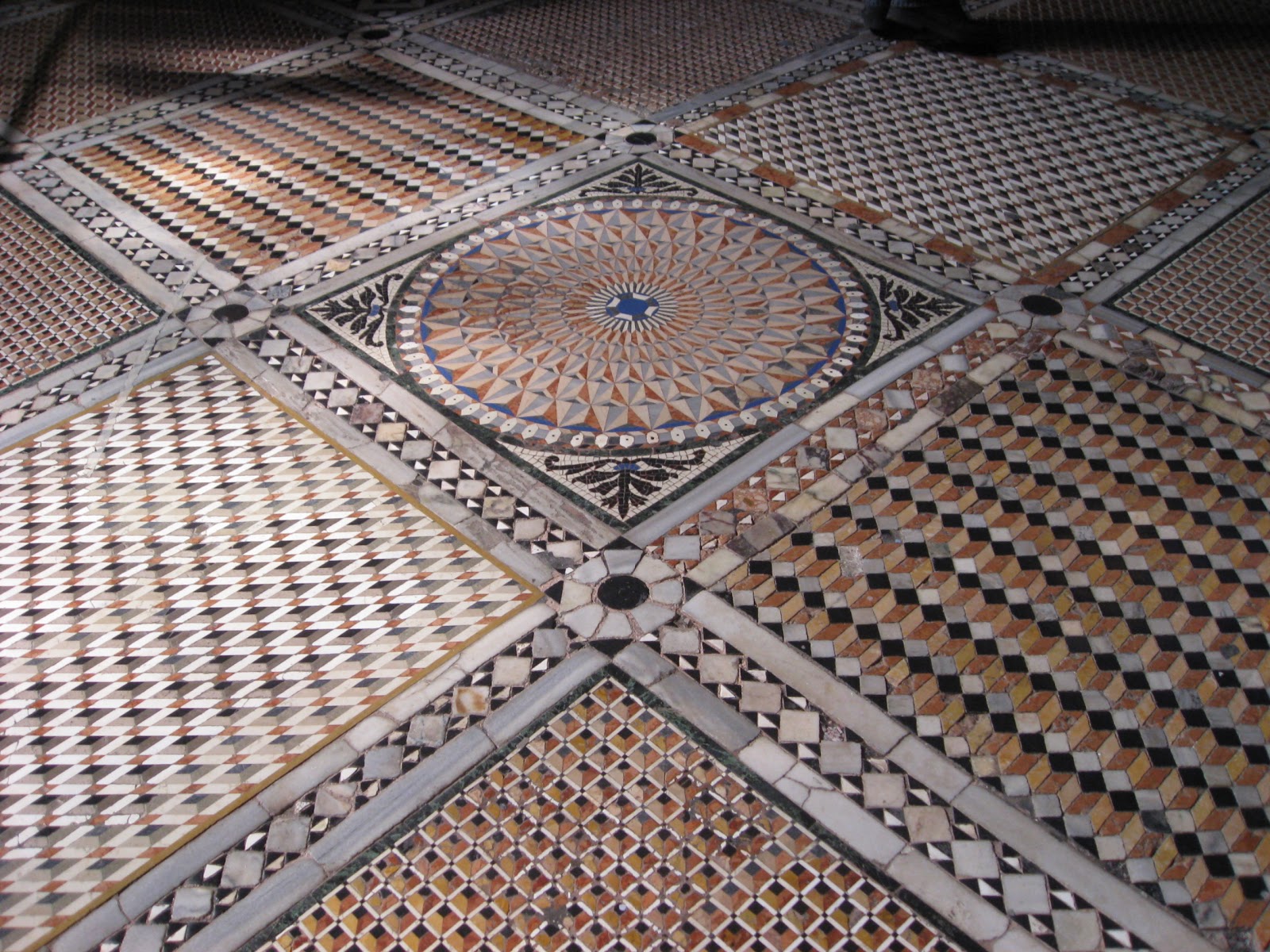 Дубовая мозаика на полу