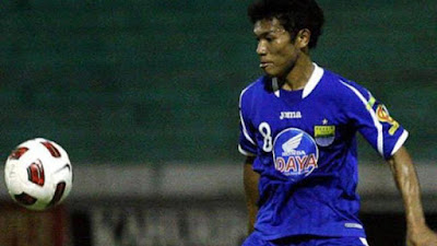  Biografi Eka Ramdani     Biodata  Nama lengkap : Eka Ramdani  Nama panggilan : Eka, Ebol  Tanggal lahir : 18 Juni 1984  Tempat lahir : Bandung, Indonesia  Tinggi : 1.65 m (5 ft 5 in)  Posisi bermain : Gelandang Biografi  Eka Ramdani, atau yang biasa dipanggil Ebol oleh teman-temannya, lahir di Purwakarta, 18 Juni 1984. Pemain PERSIB bernomor punggung 88 ini memiliki hobi yang cukup beragam, seperti outbond, main playstation, dan juga nge-band bersama teman-temannya. Bermain sepak bola merupakan salah satu hobi Eka. Sejak dulu, Eka kecil yang bercita-cita ingin menjadi polisi ini sering menonton pertandingan-pertandingan PERSIB yang disiarkan di televisi.   Yusuf Bachtiar dan Steven Gerrard merupakan sosok yang diidolakan oleh Eka kecil. Sejak itulah, keinginannya untuk menjadi pemain sepak bola profesional semakin besar. Eka kecil sangat ingin menjadi pesepakbola handal seperti tokoh idolanya, bahkan jika mungkin melebihinya.Untuk mewujudkan mimpinya sebagai 'pemain besar' dalam dunia persepakbolaan tanah air, Eka berlatih sepak bola di SSB UNI BANDUNG dari tahun 1997-2003. Kemudian pada tahun 2003, Eka memulai karir profesionalnya dengan memperkuat PERSIJATIM. Eka memperkuat tim andalan Jakarta Timur ini selama dua tahun. Hingga akhirnya ia memperkuat klub yang ia mimpikan sejak kecil, yaitu PERSIB BANDUNG semenjak tahun 2005 hingga sekarang. Pada Indonesian Super League (ISL) 20
