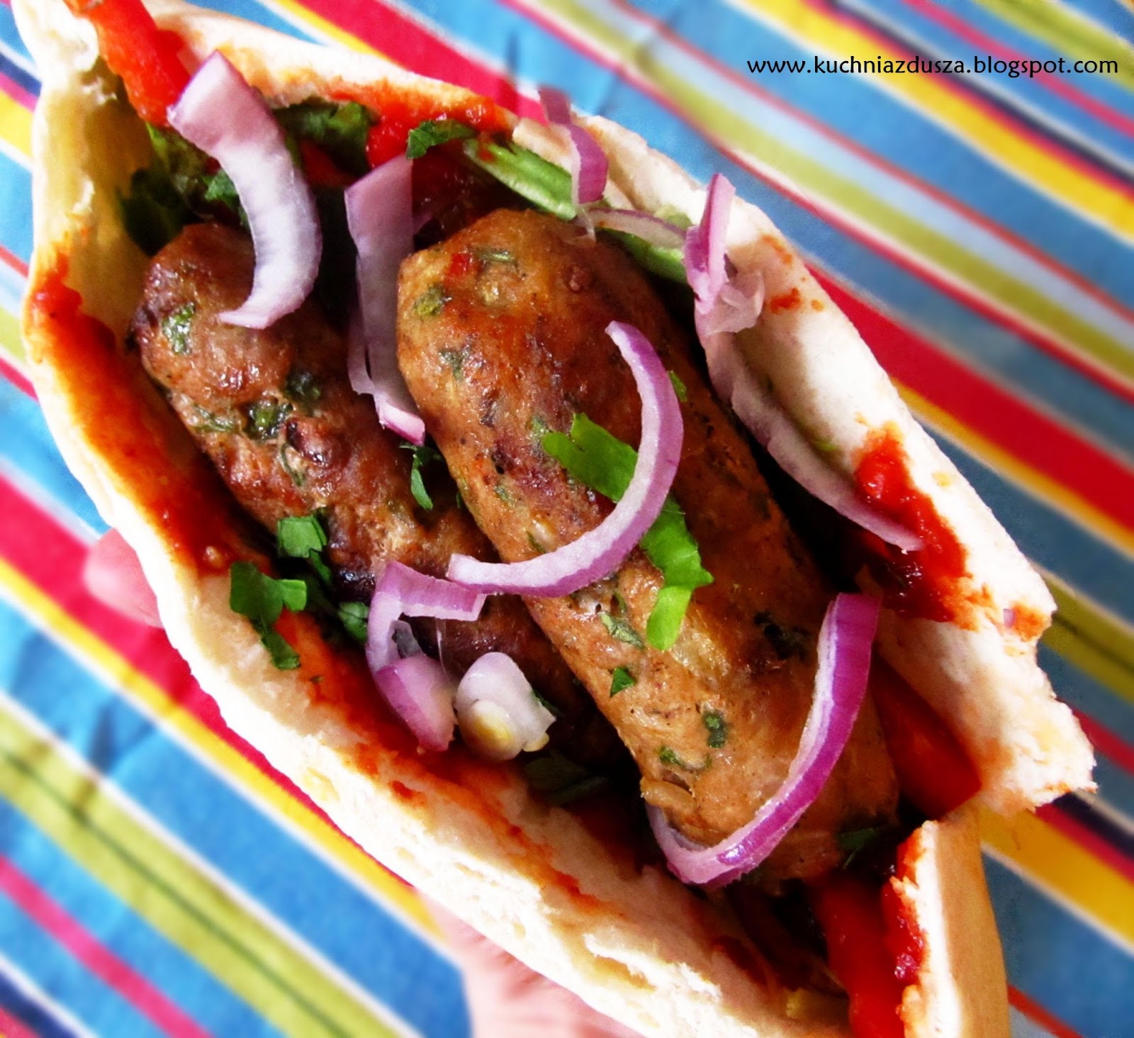Kofta kebab z papryką i czerwoną cebulą w chlebku pita Kuchnia z duszą