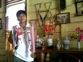 Masih Ingat Atlet Dayung Yang Berhasil Meraih 20 Medali Untuk Indonesia, Tapi Kini Hidupnya Sungguh ...