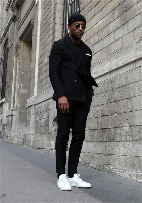roupa preta com sapato branco