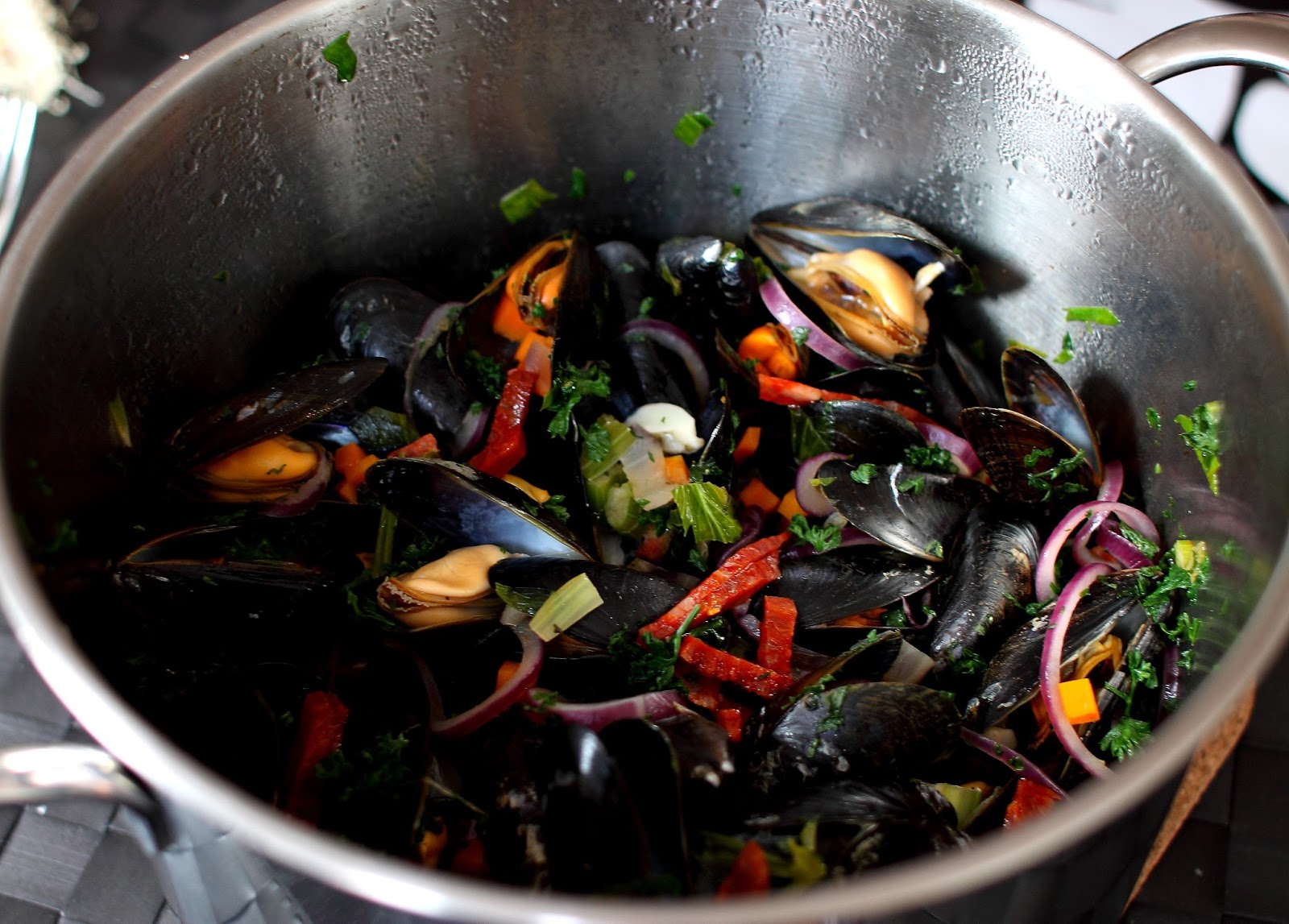 À vous de goûter: [Ce soir...] Moules chorizo, oignon rouge, persil