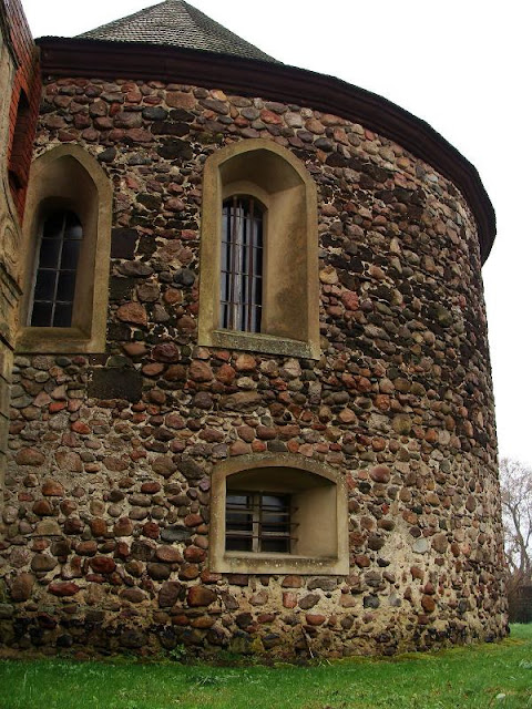Późnoromańska rotunda (XIII wiek) w Stroni