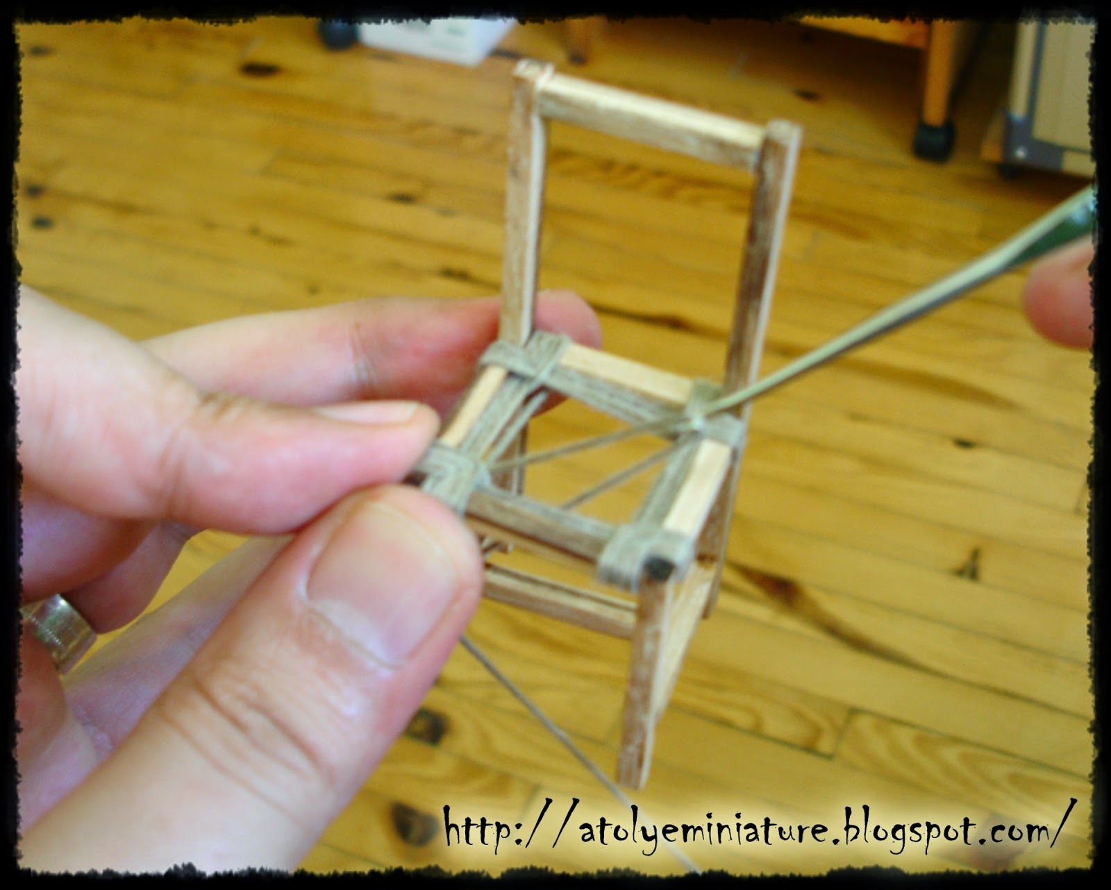 Minyatür Atölyesi Dikiş Makinası ve Sandalye Minyatür Atölyesi Dikiş Makinası ve Sandalye