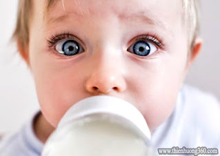 Để bé ngậm bình sữa qua đêm khiến bé dễ bị sâu răng