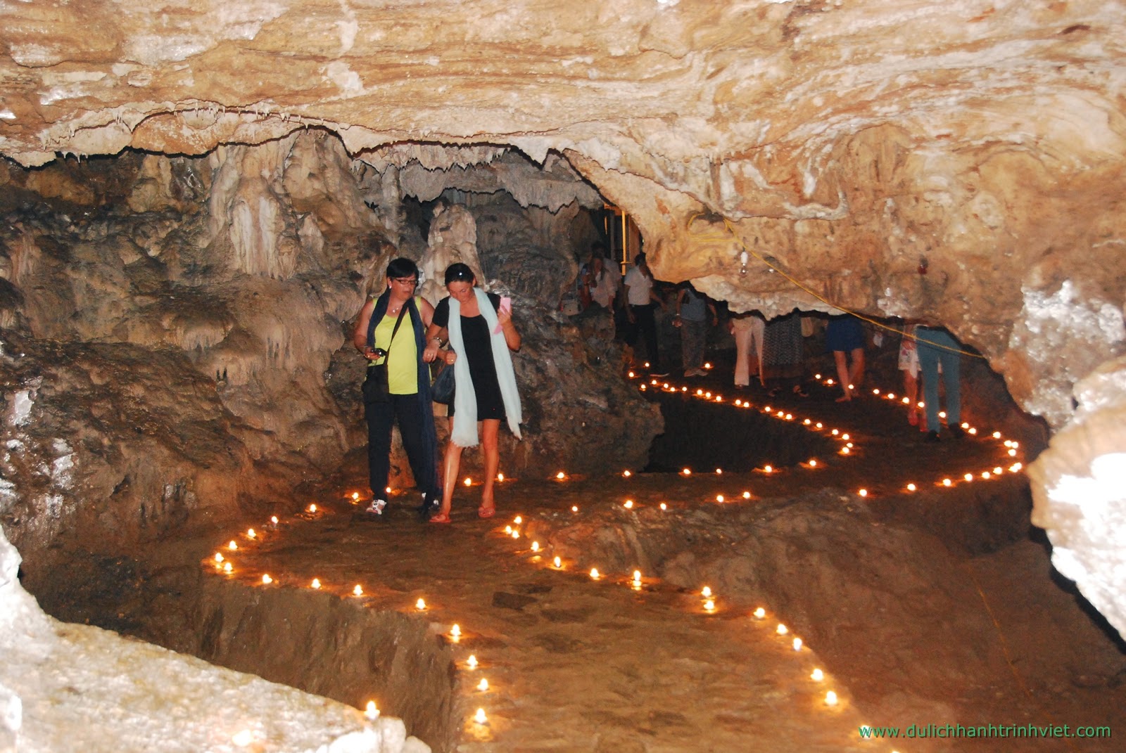 Baie d'Halong et un repas splendide dans la grotte karstique
