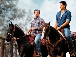 Victor e Leo montados em cavalos