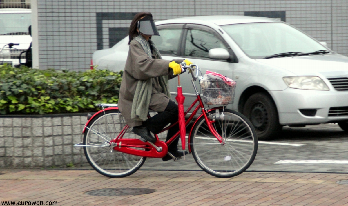 Ajumma coreana en bicicleta por Japón