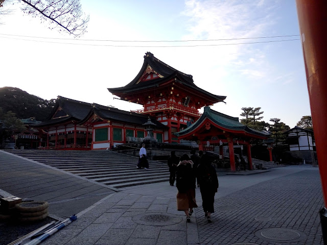 backpacking, flashpacking, backpacking murah, jalan-jalan, travelling, kyoto, fushimi inari taisha, inariyama, tori, senbon torii, romon gate