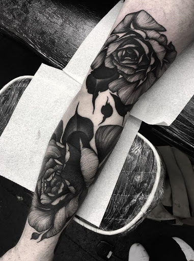 Um grupo de lindas rosas manga da tatuagem. Não há nada como a tinta a si mesmo com suas flores favoritas ou algo tão bonito como este design floral, em tons de cinza efeito também faz lhes o olhar tranquilo e misterioso.