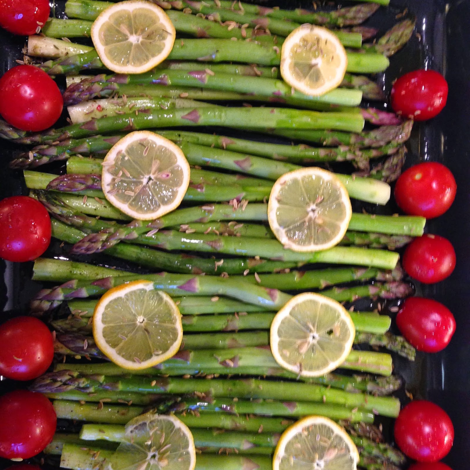 Maexies Bistro: Lachs mit grünem Spargel vom Blech Maexies Bistro: Lachs mit grünem Spargel vom Blech