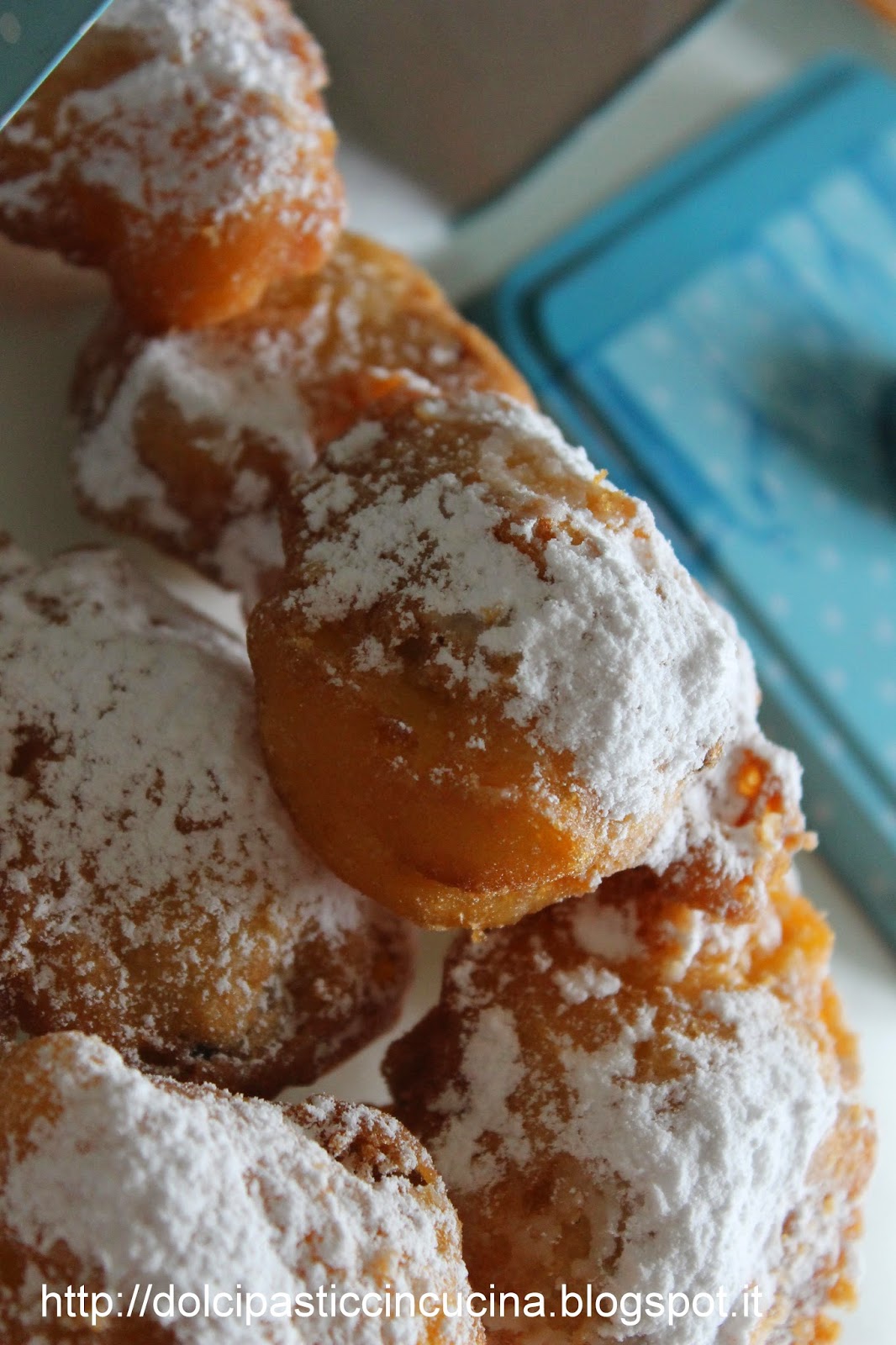 frittelle con panna, mele e uvetta