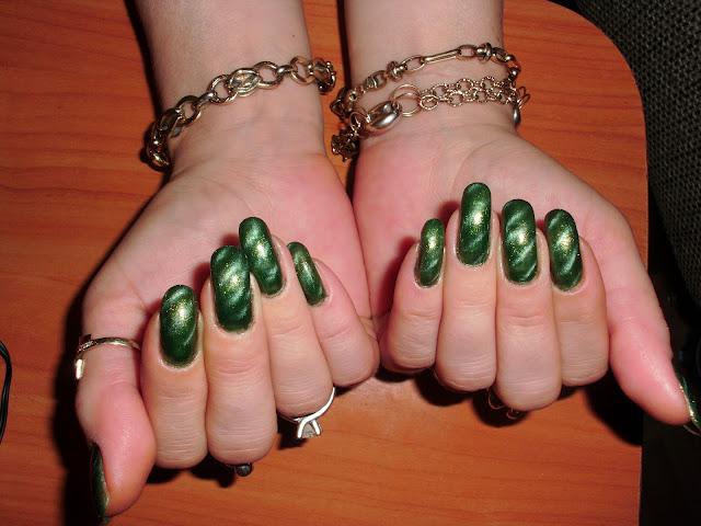  Glittery Green Nail Art