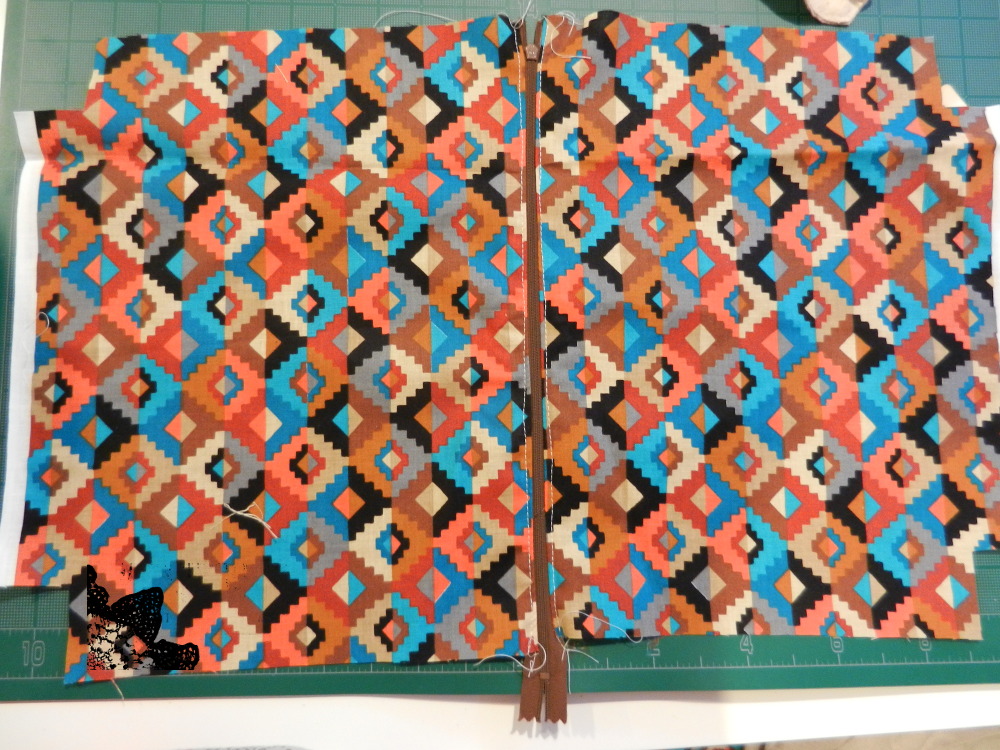 Designs by Diligence How to Add a Zipper and Line a Knit Bag