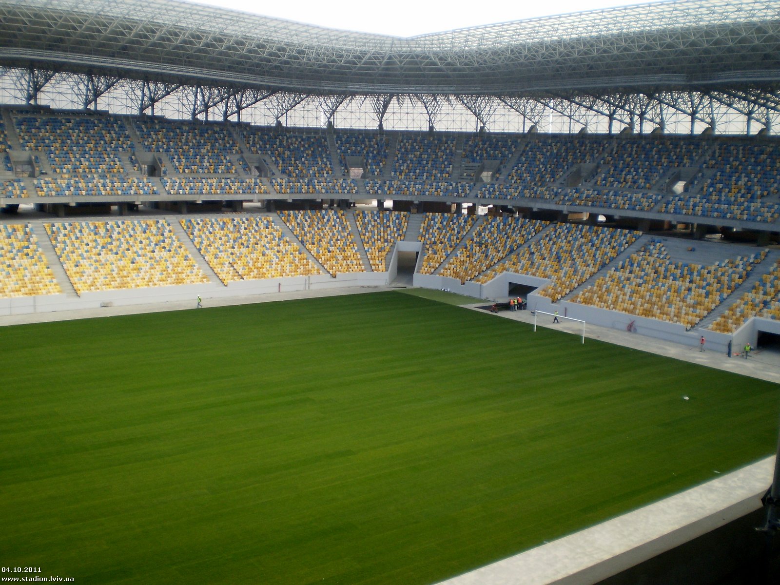 Евро 2012 стадионы. Русские газоны стадион. Стадион Скиф Львов. Футбольное поле октябрь.