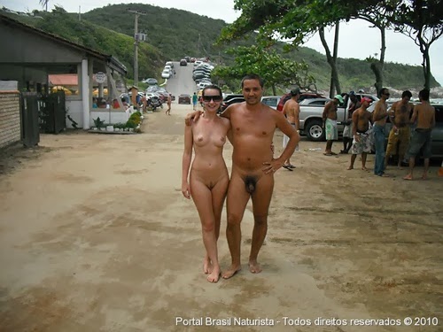 Casal naturista brasileiro no acesso da Praia do Pinho em SC e logo no iníc...
