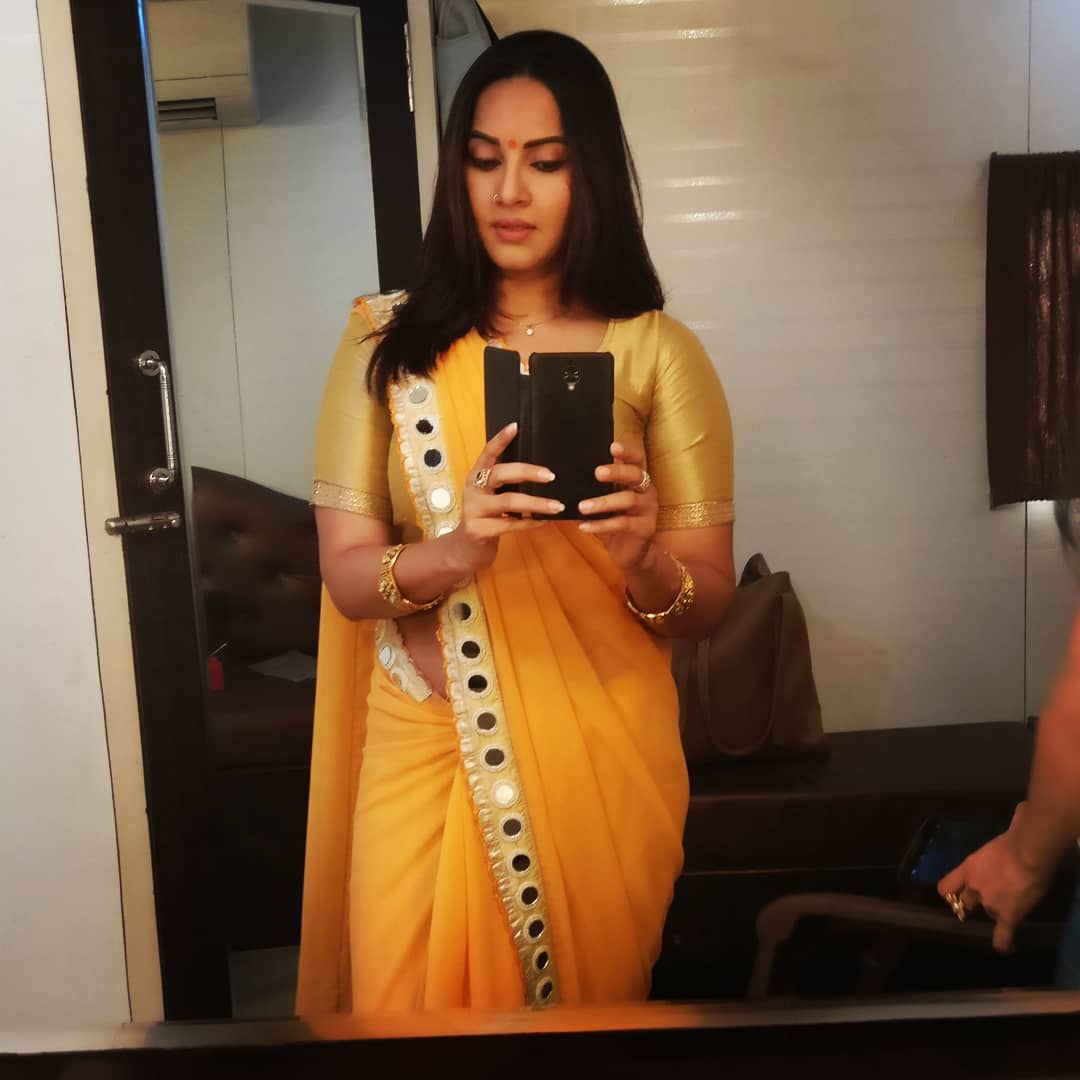 Crime Patrol actress, Geetanjali Mishra in yellow saree takes a selfie.