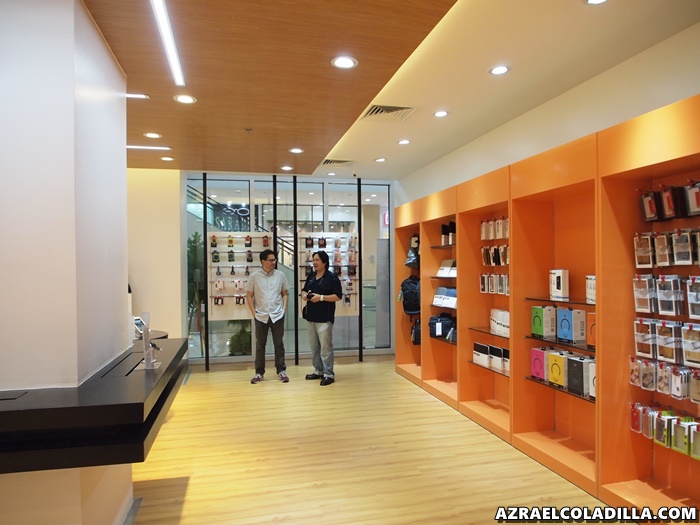 SwitchApple Premium Reseller and mobile accessory store opens in