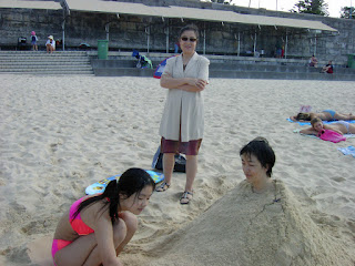 曾錚與女兒2005年4月攝於澳大利亞悉尼邦代海灘（Bondi Beach）。（曾錚提供）