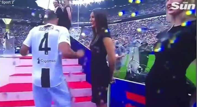 فيديو: النجم المغربي “مهدي بن عطية” يضع نفسه في موقف لا يحسد عليه مع عارضتين !