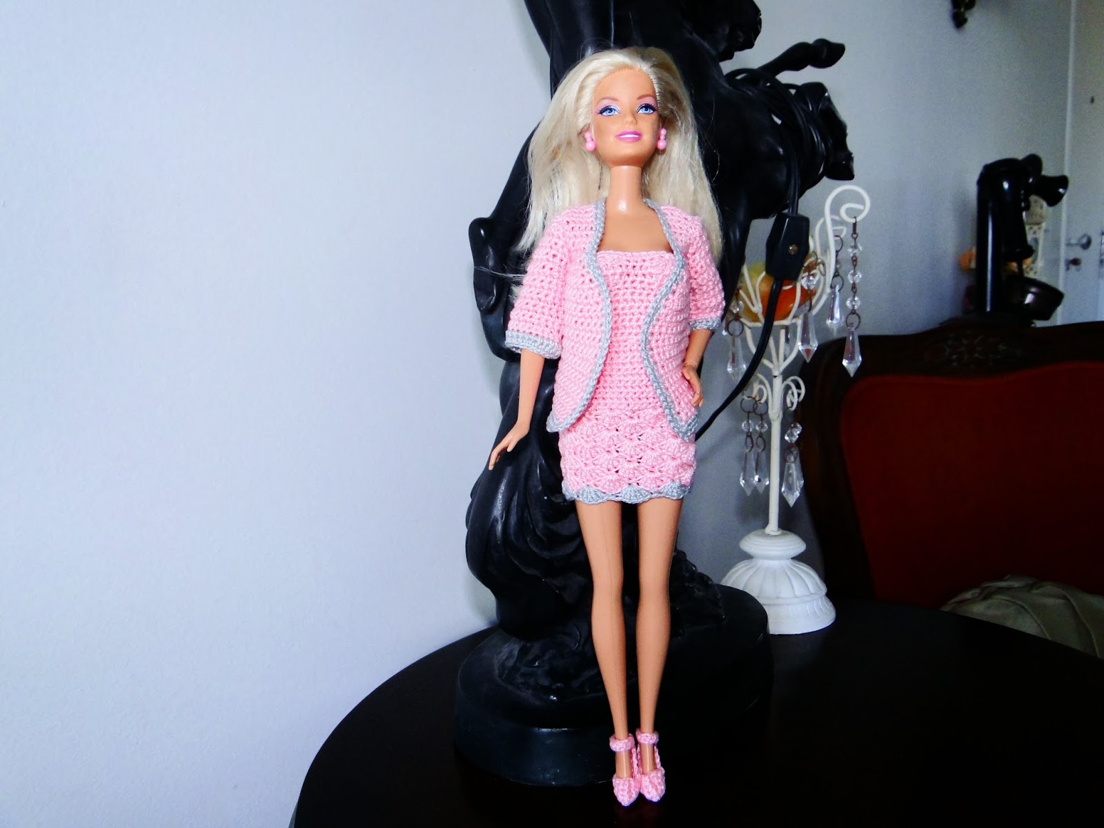 Vestido e Casaco de Crochê Para Barbie Por Pecunia Milliom 